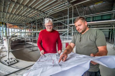 Der technische Leiter der Kurbadgesellschaft Bad Schlema, Hartmut Ullmann (links) und Kai Rösch von der Trockenbau-Firma aus Cunersdorf in der großen Halle des Actinon.