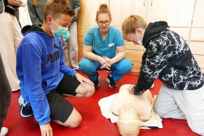 Unter Anleitung von Medizinstudentin Karolin Neubert üben Miko Eckardt (l.) und Ben Böttcher die Herzdruckmassage.