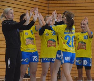 Einschwören auf die nächste Aufgabe: Nach der vermeidbaren Auftaktniederlage zum Saisonauftakt hoffen HSV-Trainerin Lucie Hribova (links) und ihre Schützlinge auf ein erfolgreiches erstes Heimspiel. 