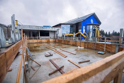 Erahnen kann man schon die zukünftige neue Schwimmhalle an den Badegärten Eibenstock, die sich im Rohbau befindet.