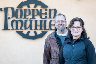 Er kocht, sie sorgt für den guten Service: Die Plauener Gastro-Urgesteine Steffen Hahn und Dorit Richter haben die Poppenmühle gepachtet. Am 1. Februar soll’s losgehen.