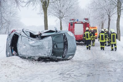 Gegen Baum gefahren - Toyota-Fahrer in Zwönitz in Fahrzeug eingeklemmt