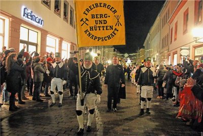 So wie hier 2018 werden am Samstag endlich wieder viele Menschen den Weg der Bergparade vom Schlossplatz aus begleiten. 