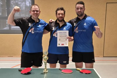 Der TSV Schlettau II mit Benjamin Fritzsch, Martin Krauß und Vincent Heitzig (v.li.) jubeln über den Gewinn des Kreispokals Annaberg im Tischtennis. Foto: TSV Schlettau/B. Fritzsch