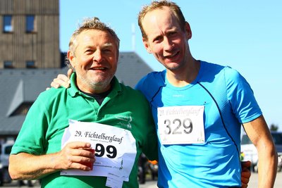 Siegerfoto 2015: Fichtelberglauf-Veranstalter Andreas Roscher und der einstige tschechische Skilanglauf-Profi Lukás Bauer (r.), Olympiamedaillengewinner und Sieger der Tour de Ski.