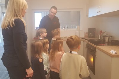 Kunstrauch machte die Brandausbreitung im Übungsküchenofen anschaulich. Anna Haymann und Katastrophenschutz-Sachbearbeiter Thomas Schlosser erklärten, was zu tun ist.