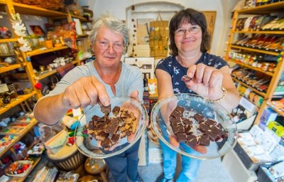 Die Eibenstockerinnen Birgit Krause (links) und Birgit Mädler laden zum Schokoladen-Verkosten in den Eine-Welt-Laden ein. 
