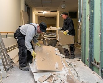 Für den Umbau des ehemaligen Rochlitzer Krankenhauses zum Gesundheits- und Pflegezentrum "Lindenblick" haben im Bettenhaus bereits die Arbeiten begonnen. So werden derzeit im zweiten Obergeschoss in der künftigen Kurzzeitpflege unter anderen Trockenbauwände entfernt. 