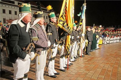 Bevor sich der Zug der Berg- und Hüttenleute in Bewegung setzt, gibt es traditionell die Bergmännische Aufwartung auf dem Schlossplatz. 