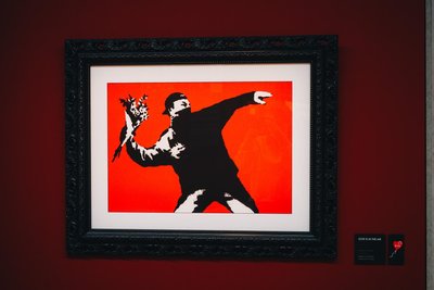 Der Blumenwerfer von Banksy gehört zu den bekanntesten Werken des Künstlers.