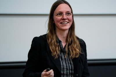 Lisa Sauermann wurde durch Erfolge bei der Internationalen Mathematischen Olympiade bekannt. Heute ist sie anerkannte Forscherin im Fachgebiet Kombinatorik und diskrete Mathematik - und als Professorin an der Universität Bonn tätig.