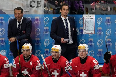 Ende kurz vor der Heim-WM: Wegen eines gefälschten Impf-Zertifikats musste Patrick Fischer (r) als Schweizer Nationaltrainer gehen. (Archivbild)