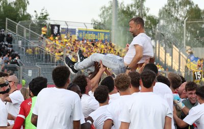 Trainer Michael Schiele und Würzburg feiern den Aufstieg.