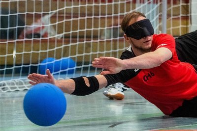 Während der Spiele auf dem Parkett müssen Oliver Hörauf und alle Mitstreiter, unabhängig vom Sehvermögen, eine lichtundurchlässige Brille tragen. 