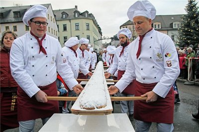 Der Riesenstollen der Bäckerei Selbmann wird zum Stollenmarkt in Brand-Erbisdorf für einen guten Zweck verkauft. 