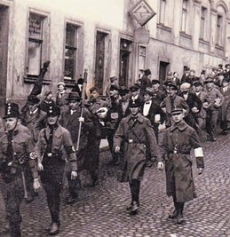 Der Pflastersteinmarsch im März 1933. Das Foto entstand Am Graben. 