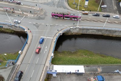 Wer auf dem Elsterradweg (unten im Bild) die Stresemannstraße queren will, muss sich entscheiden: Entweder nutzt man den Übergang an der Ampel, allerdings ohne abgesenkten Bordstein, oder man sucht sich eine bequemere Stelle.