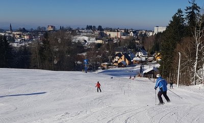 Traumwetter zum Saisonstart: der Lift am Schießhausberg in Schöneck. 