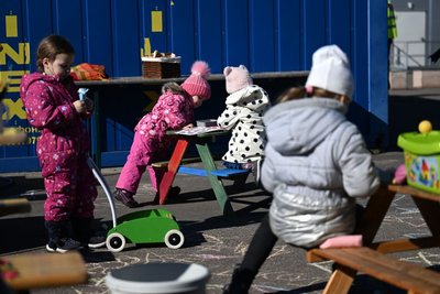 Kinder spielen in einer Aufnahmeeinrichtung für Geflüchtete aus der Ukraine in Leipzig.