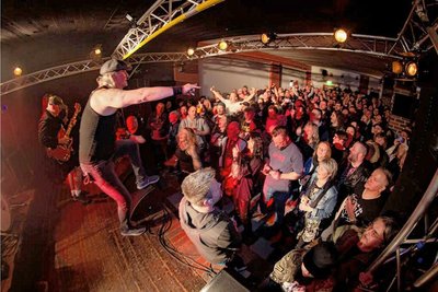 Mit Špejbl's Helprs gastierten am Sonnabend in der "Alten Brauerei" nicht eine, sondern die AC/DC-Tributeband. Vor 23 Jahren begann dort der Weg der fünf Tschechen aus Príbram. 