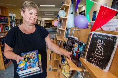 Bibliotheksmitarbeiterin Grit Mehner am Regal mit Büchern für den Buchsommer. Die Nachfrage nach Lesestoff ist groß.