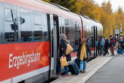Fahrgäste steigen in die Erzgebirgsbahn: Wegen des Warnstreiks der GDL wird am Donnerstag mit zahlreichen Zugausfällen im Erzgebirge gerechnet.