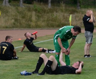 Faire Geste nach dem Abpfiff: Der Oelsnitzer Kapitän Robert Hofmann tröstet den Lichtensteiner Dominik Viertel. Für Fortschritt reichten 17 Punkte aus 22 Spielen nicht, um weiter in der Landesklasse zu spielen. 