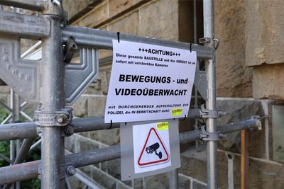 Diese Ankündigung am Bauzaun des Bismarckturms soll die Täter abhalten.