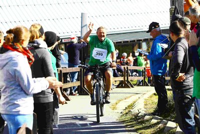 Für manchen Spaß zu haben: Fichtelberglauf-Organisator Andreas Roscher, der aus Voraus-Fahrradfahrer mit seinem E-Bike vor dem ersten Läufer fuhr und bei der Zielankunft bejubelt wurde.