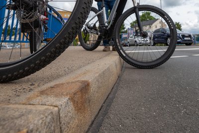 Wer auf dem Elsterradweg mit dem Rad, Kinderwagen oder Rollstuhl die Stresemannstraße quert, findet dort keine abgesenkten Bordsteine. Das Lasuv sagt: Auf Brücken sei das nahezu unmöglich.