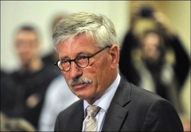 Die Bundesbank hat die Abberufung ihres Vorstandsmitglieds Thilo Sarrazin beim Bundespräsidenten beantragt. Sarrazin war nach Äußerungen über die mangelnde Ingegrationsfähigkeit von Migranten in die Kritik geraten.