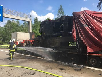 Der Lkw-Brand führte allein auf der Autobahn zu einem etwa 20 Kilometer langen Stau.