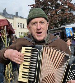 Heinz Lindner aus Elsterwerda war mit dem Akkordeon unterwegs und hat zum Mitsingen und Mittanzen eingeladen.