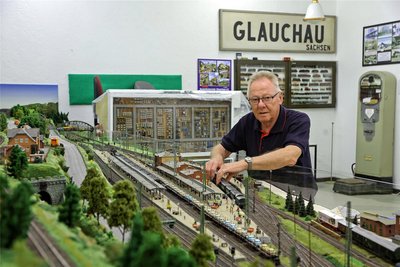 Jürgen Horst von den Glauchauer Modellbahnfreunden an der großen Clubanlage.