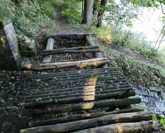 Am Wanderweg von Niederwiesa nach Flöha (sogenannter Peitzweg) nahe dem Zusammenfluss von Zschopau und Flöha ist eine Holzbrücke über einen etwa einen Meter hohen Graben kaputt. 