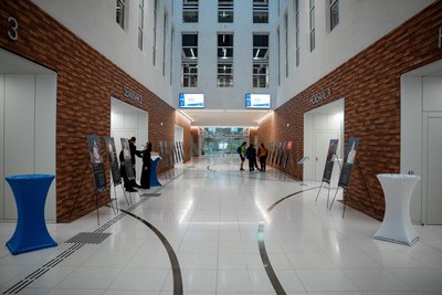 Die Ausstellung „Women of Mathematics Around the World“ in der Universitätsbibliothek der Bergakademie Freiberg auf der Winklerstraße.
