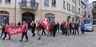 Anlässlich des 90. Jahrestags des Sturmes von SS und SA auf das Volkshaus Reichenbach luden SPD und Jusos zur Demonstration ein. Der Marsch durch die Innenstadt folgte teils jenem von 1933. 