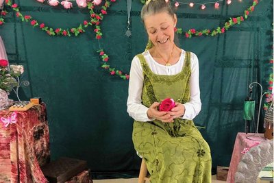 Die „Rosenfee“ erzählt im Schloss Waldenburg Märchen. Foto: Tourismus und Sport GmbH