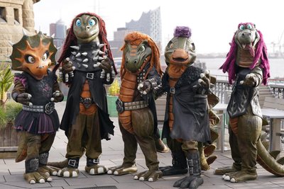 Mit Songs wie „Flugsaurier“ oder „Pommesgabel“ erreichen die vier Dinosaurier und der Drache der Band „Heavysaurus“ neben Kindern auch erwachsene Fans der Heavy-Metal-Musik.