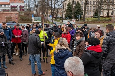 Zahlreiche Helfer hatten sich am Samstagmittag auf der Bleiche in Rochlitz eingefunden, um sich an der Suchaktion zwischen dem Rochlitzer Wehr und Lastau zu beteiligen.