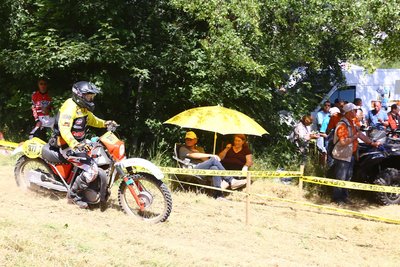 Harte Prüfung am Skihang Zschopau. Die Zuschauer suchten sich einen schattigen Platz, die Fahrer rasten durch die Sonnenglut.