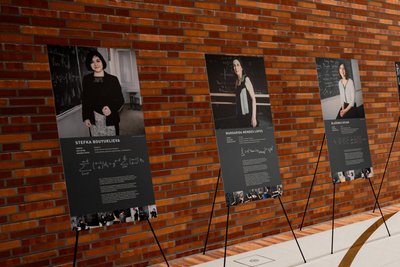 Die Ausstellung „Women of Mathematics around the World“ ist eine internationale Wanderausstellung über Mathematikerinnen - die jeweils mit einer Tafel portraitiert werden. Das gibt Einblicke in ihre Lebenswege, Forschungen und Erfahrungen.