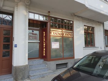 Die Frau konnte gemeinsam mit einem anderen Gast den Täter überwältigen.