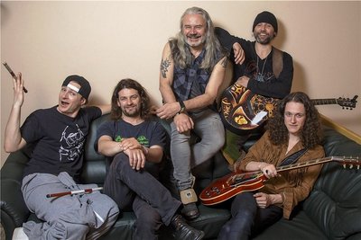 Es gibt ein Musiker-Leben auch außerhalb von Silly: Jäcki Reznicek (Mitte) als Frontmann seiner eigenen Band Driftwood Holly. Als der Silly-Bassist in Kanada zufällig einen anderen Sachsen traf, hat er mit dem Draht, der sie verbindet, mal eben ein neues Bandprojekt gebastelt.
