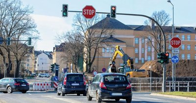 Noch bis Monatsende ist die Chamissostraße zwischen Reißiger und Jößnitzer Straße für die Durchfahrt gesperrt. Wer sich rechts einordnet, darf nur nach rechts abbiegen, ansonsten löst der Rotlichtblitzer aus. 
