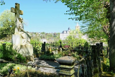 Auch die Gruft der Unternehmerfamilie Bodemer wird auf dem Zschopauer Friedhof gepflegt. 