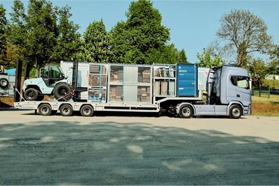 Die letzten Kilometer durch die engen Straßen der Kreisstadt waren für den Fahrer des Lkw mit Überlänge eine echte Herausforderung. 