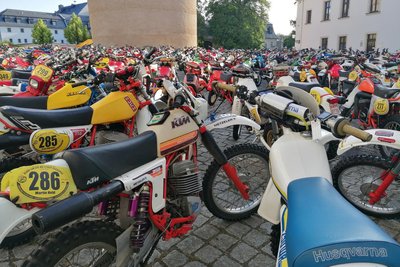 Eine Schau: Die 350 Enduro-Maschinen, aufgereiht im Parc Fermé, eine Stunde vor dem Start.