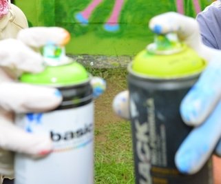 An der Alten Brauerei entsteht Kunst mit Spraydosen. 
