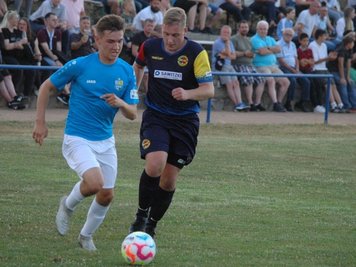 Klare Sache vor toller Kulisse: Die Chemnitzer Regionalliga-Kicker, hier mit Tim Kortüm (l.) gegen Tom Dombrowski, gewannen in Lunzenau vor 670Zuschauern mit 16:0. 